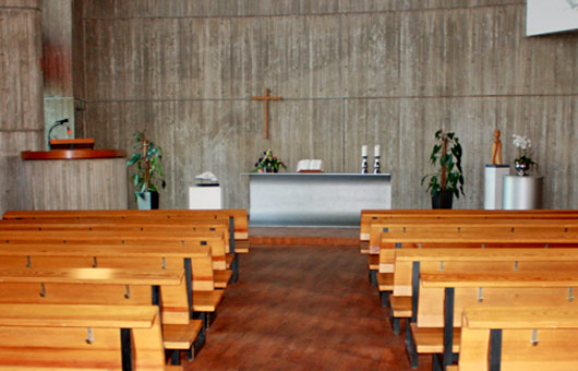 Sitzbänke vor dem Altar