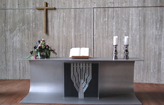 Ein Altar mit einem Kreuz aus Holz
